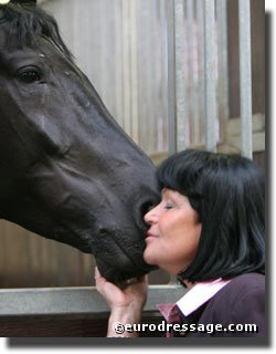 Frau Raterman saying good bye to her babt - Image by Ines Westendarp