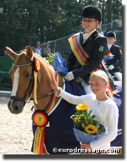 Dornika with Helena on her back and Sanneke Rothenberger next to her.