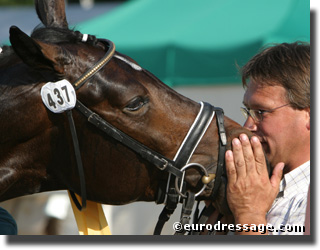 Josef Wilbers kissing FS Sandro Classic